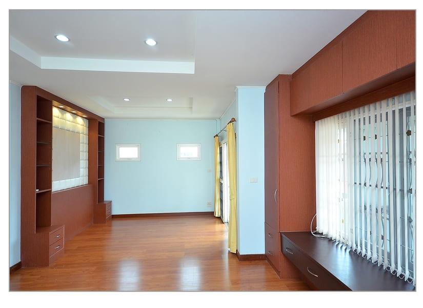 บ้านเดี่ยว 2 ชั้นหมู่บ้านปรีชา(ร่มเกล้า)  รีโนเวทใหม่สวยมาก ทำเลดีสุดๆ ติดถนนร่มเกล้า 9