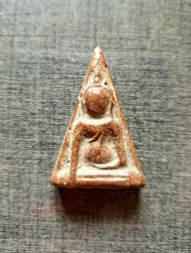 "พระนางพญา พิมพ์เข่าตรงมือตกเข่า"
