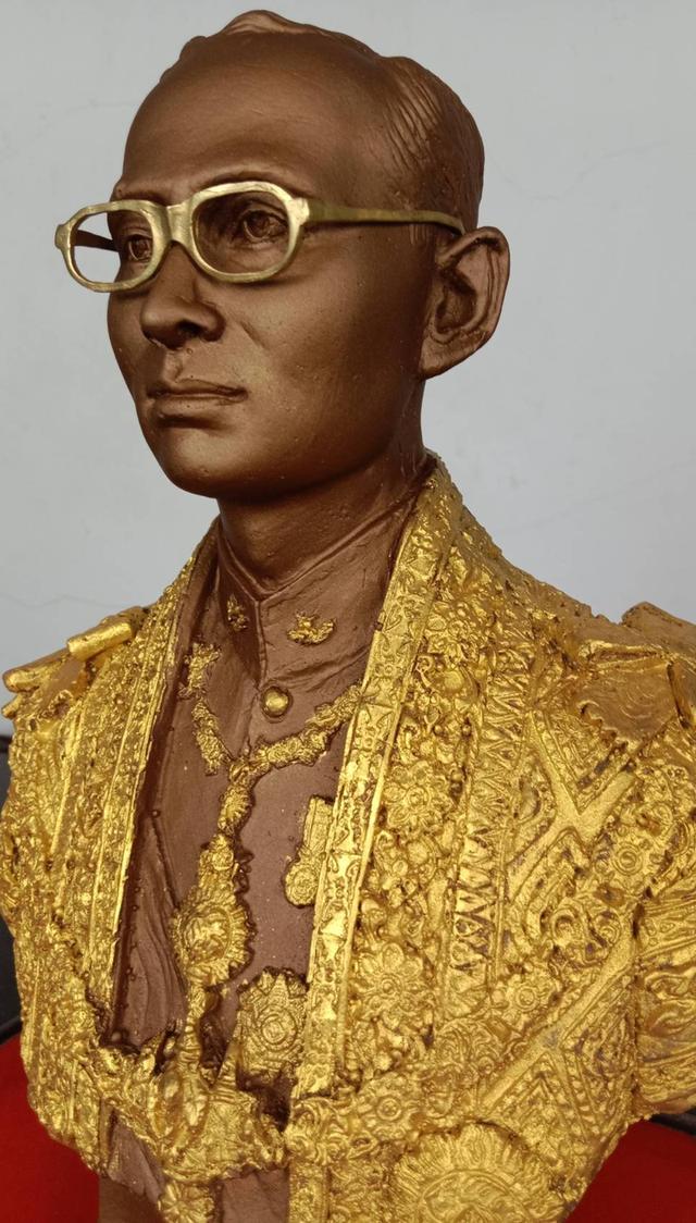 557.พระบรมรูปหล่อครึ่งพระองค์ในหลวงรัชกาลที่9 พระบาทสมเด็จพระปรมินทรมหาภูมิพลอดุลยเดช พร้อมกรอบกระจก 9