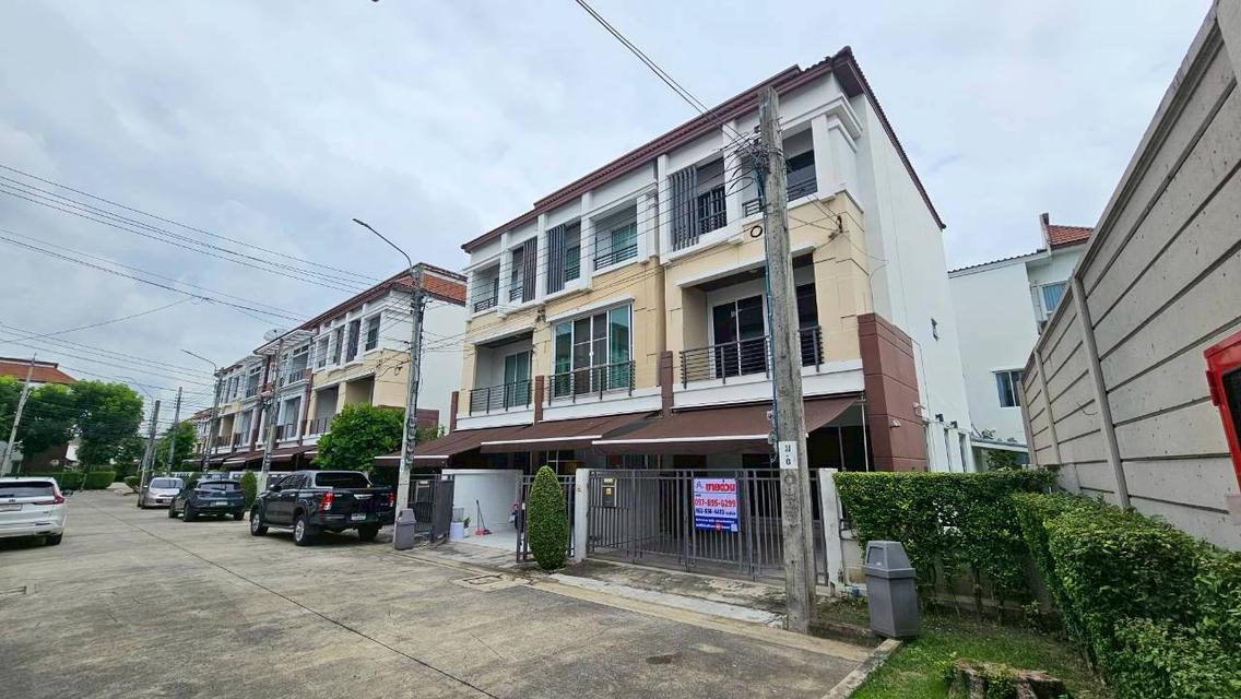 ขายด่วน ทาวน์โฮม 3 ชั้น หมู่บ้านกลางเมือง เกษตร - นวมินทร์ หลังริม เนื้อที่ 51.7 ตารางวา 3 ห้องนอน 3 ห้องน้ำ 2 จอด