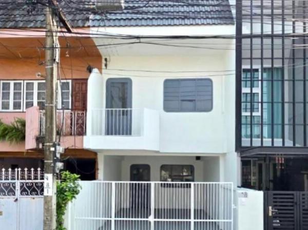 ขายหรือให้เช่าทาวน์เฮ้าส์ย่านโชคชัยสี่ พื้นที่ใช้สอย 95 ตรม. บนพื้นที่ 19 ตรว. ลาดพร้าว จำนวน 2 ชั้น หลังมุมรีโนเวทใหม่ 1