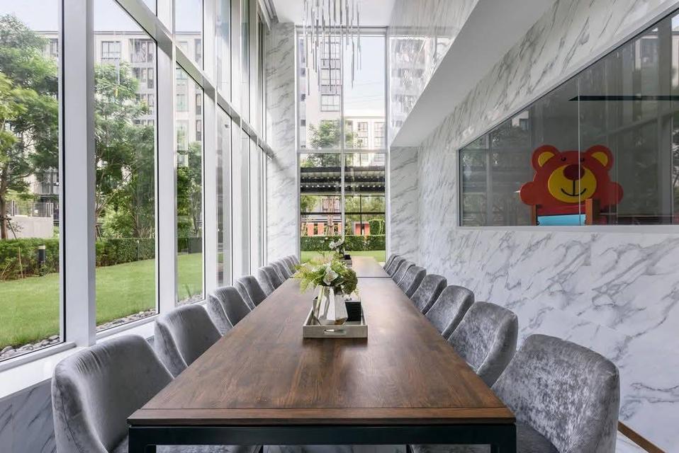 Notting Hill Condo Sriracha 15