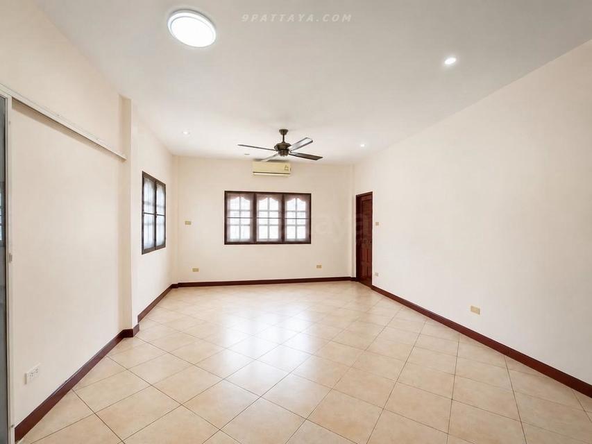 Urgent Sale — Detached House in Pong, Bang LamungDetached house for urgent sale in Pong, Bang Lamung. Spacious land plot with large parking area 10