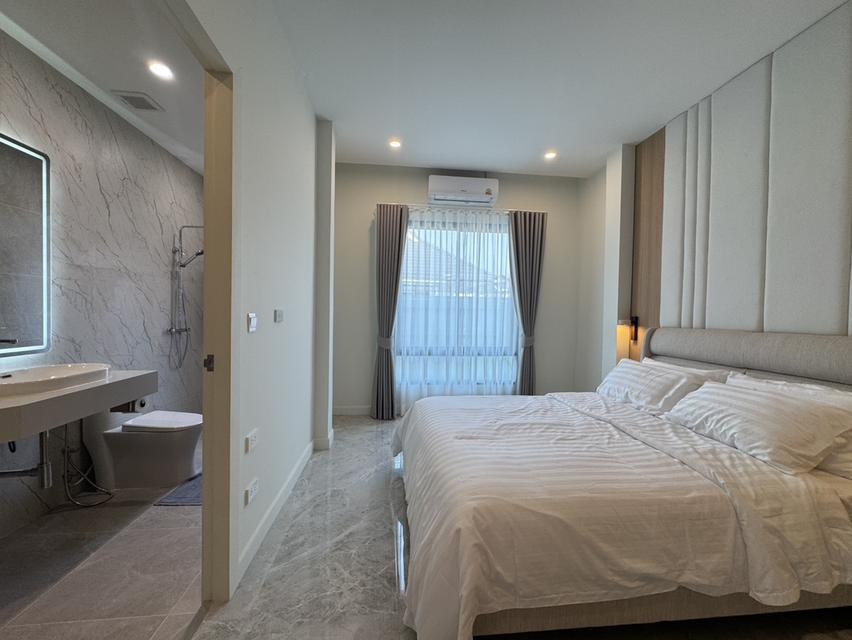 ขายบ้านเดี่ยวพร้อมสระว่ายน้ำใกล้หาดจอมเทียน 3 ห้องนอน 4 ห้องน้ำโรงจอดรถ จอดได้ 2 คัน อยูในโครงการหมู่บ้านมียาม 24 ชม. มีนิติบุคคล 11