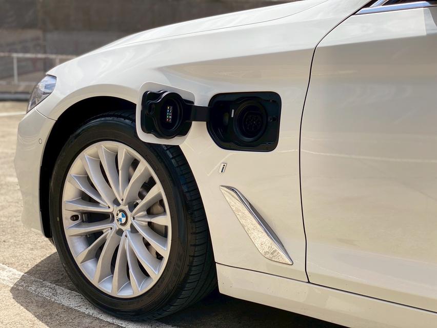 รหัสรถ PBG9999 BMW530e Luxury 2018 สีขาว 6
