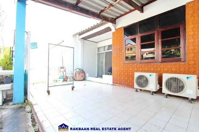 ขาย ทาวน์เฮ้าส์ชั้นเดียว ช.รุ่งเรือง 3 ติวานนท์ 22 (ใกล้ซอยเทพพนม) เนื้อที่ 25 ตรว. 3ห้องนอน 1ห้องน้ำ 1ห้องครัว มุ้งลวด เหล็กดัด พร้อมอยู่ 3