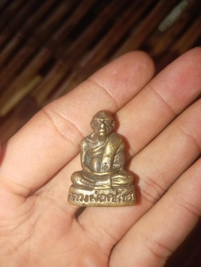 พ่อท่านคล้ายลอยองค์