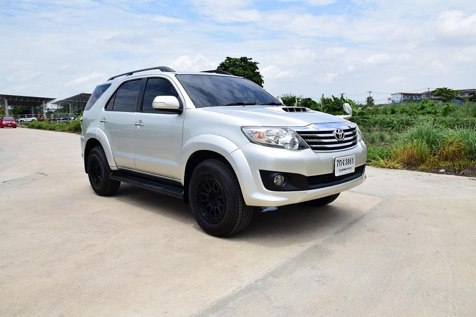 รถครอบครัว SUV ฟรีดาวน์ TOYOTA FORTURNER 3.0V คอมมอลเรลดีเซล VN-TURBO ออโต้เบาะหนังไฟฟ้า แอร์จอ แอร์หลังคา แม็กสวยยางใหม่ จอทัสกรีนโทร095740122ไลUTBP