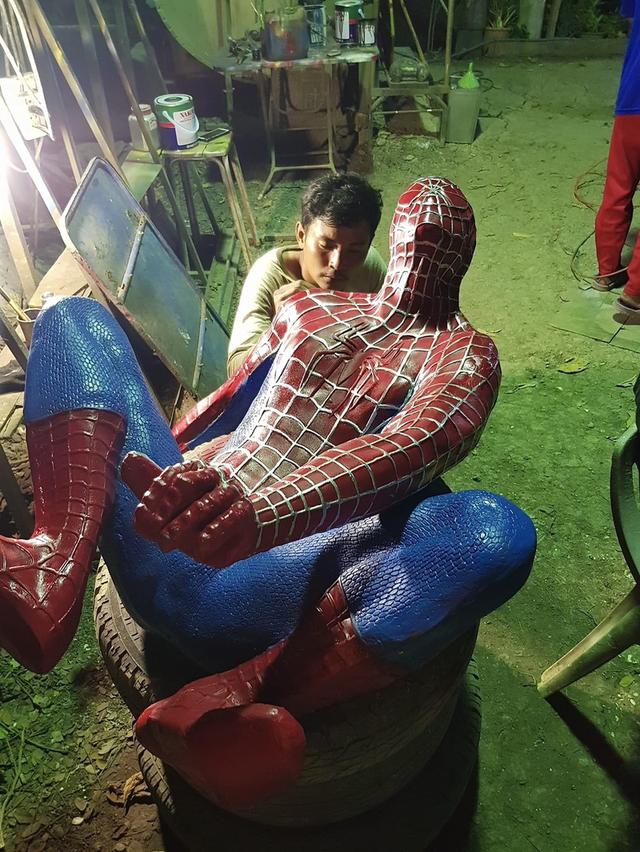 หุ่นสไปเดอร์แมนไฟเบอร์กลาส หุ่นฮีโร่สไปเดอร์แมน ท่านั่ง มือหนึ่ง ขนาดใหญ่ 9