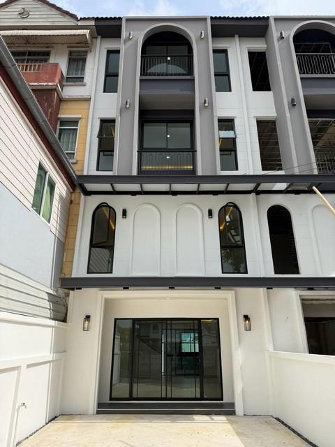 ขายทาวน์โฮม 4 ชั้น 4 ห้องนอน ลาดพร้าว 110 พื้นที่ขนาดใหญ่ รีโนเวทใหม่ทั้งหลัง พร้อมเข้าอยู่ 1