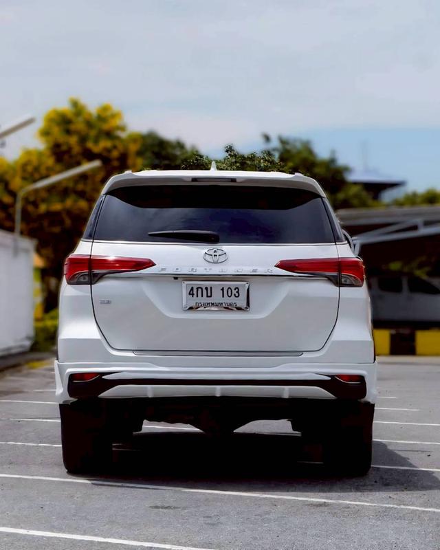 Toyota Fortuner 2.8 V เกียร์ออโต้ สีขาวมุก ปี 2015 6