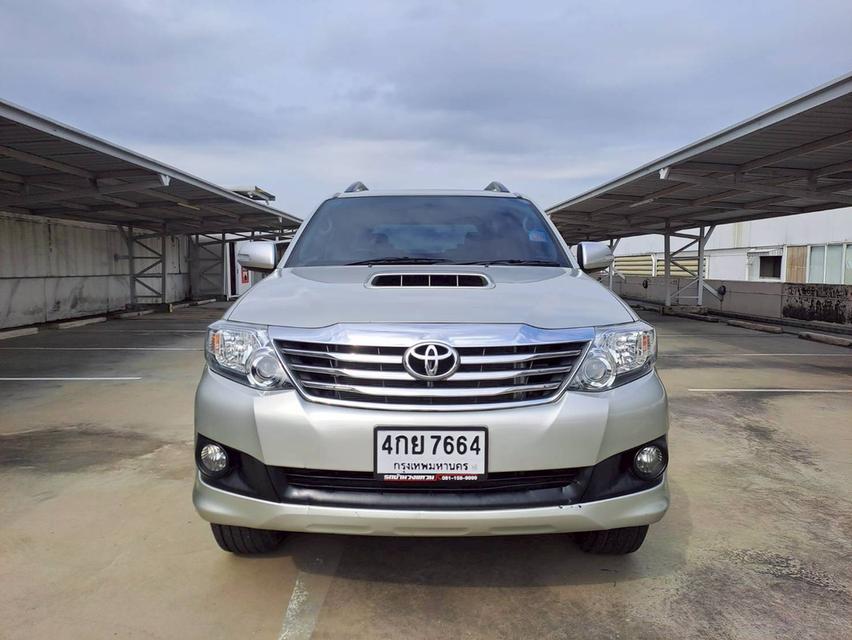 Toyota Fortuner 3.0 V  2WD รุ่นท็อป ปี2015 สีเทา มือเดียวจากป้ายแดง เข้าศูนย์ตลอด ไมล์แท้ 2
