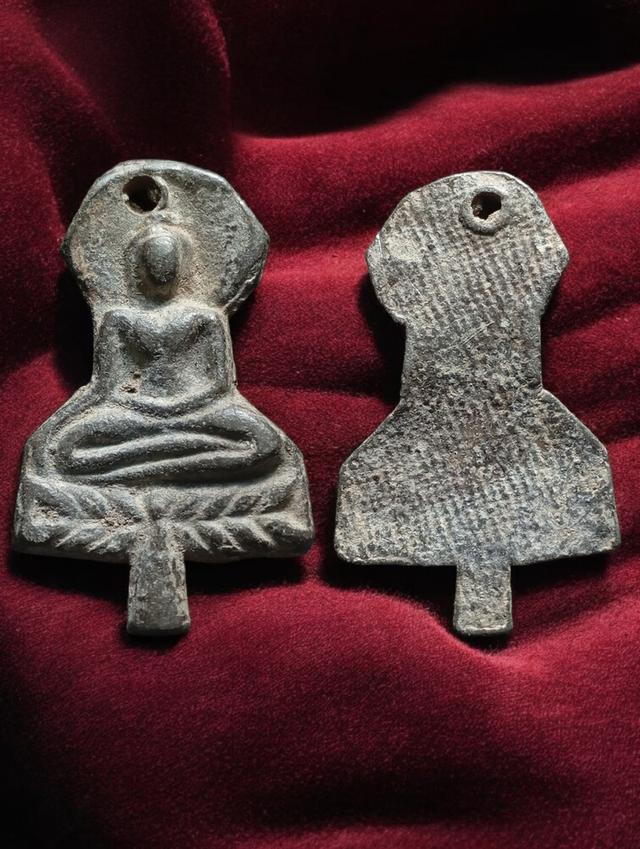 พระขุนแผนใบพุทรา เนื้อชินหลังลายผ้า กรุวัดราชบูรณะ พระนครศรีอยุธยา ตัดชิดเหมือนพิมพ์วัดใหญ่ชัยมงคล ขนาดกำลังห้อยคอ