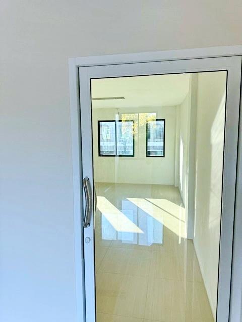 หทัยราษฏร์ ให้เช่าอาคารพาณิชย์ 4ชั้น ทำเลถนนใหญ่ รามอินทรา 105-111 พระยาสุเรนทร์ MRTนพรัตน์ 2.4 กม. ใกล้รถไฟฟ้าสายสีชมพู 3