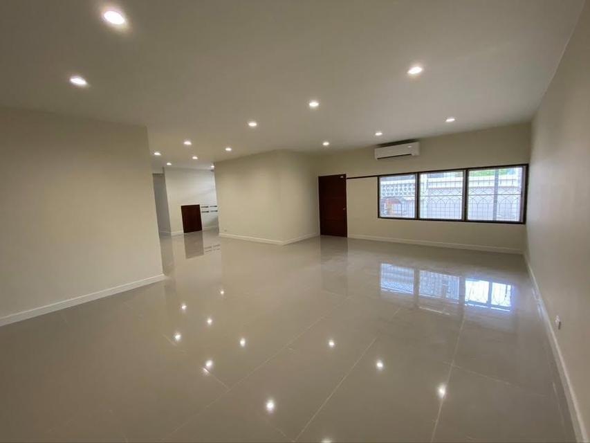 MHR275 เหมาะทำโฮมออฟฟิศ! ปล่อยเช่าบ้านเดี่ยวพระราม 9 ซอย 46 มี 3 ห้องทำงาน 3 นอน 3 น้ำ จอดรถได้ 7-8 คัน เดินทางสะดวกใกล้ทางด่วน 7