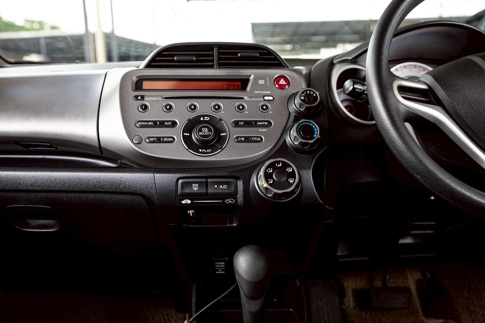 Honda Jazz 1.5 S ปี 2013 สีขาว มือเดียวป้ายแดง  18