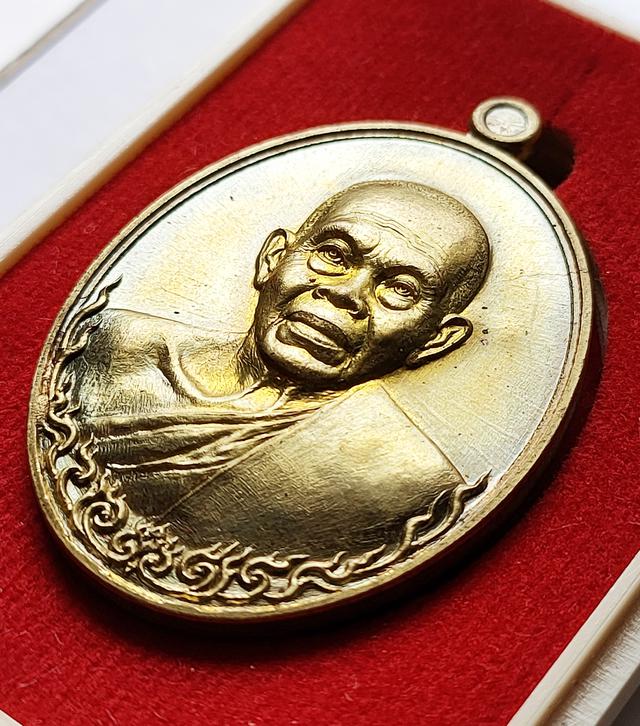 เหรียญหลวงพ่อคูณ รุ่นเมตตามหาบารมี ออกวัดบ้านไร่ ปี 2557 พิมพ์ครึ่งองค์ เนื้อทองระฆัง 4