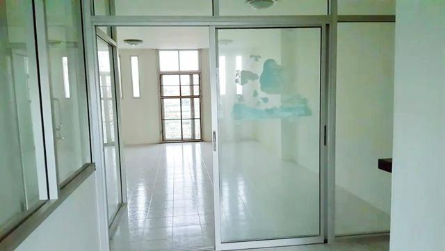 พณิชยการธนบุรี ให้เช่าโฮมออฟฟิศ 3.5 ชั้น บ้านเปล่า 19 ตร.วา. 245 ตร.ม.MRT หลักสอง 4 กม. บางแวก 5