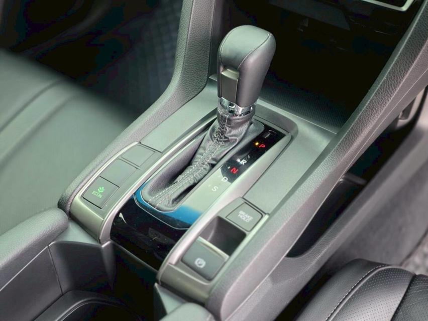 ขาย 📍 HONDA ✳️ CIVIC 1.5 TURBO HATCHBACK [FK]✡️ เบนซิน 1.5 ลิตร เกียร์อัตโนมัติ CVT 173 แรงม้า (Gen 10)✳️ ปี : 2018 13