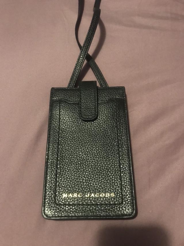 กระเป๋าสะพายข้างใส่มือถือหนัง MARC JACOBS