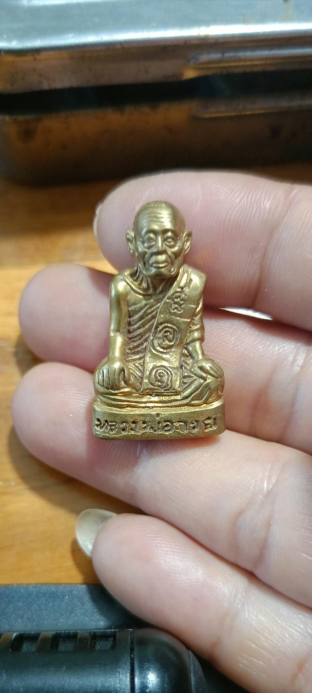 รูปหล่อลอยองค ์หลวงพ่อกวย วัดโฆสิตาราม พ.ศ 2533 เนื้อกะไหล่ทอง