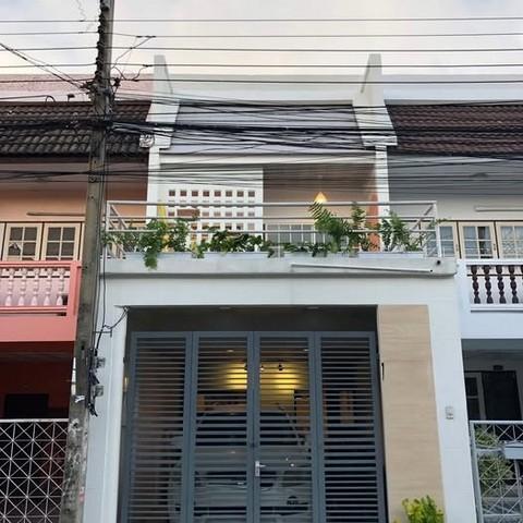 ให้เช่า หมู่บ้าน คลองจั่นวิลล่า 2 ซอยนวมินทร์ 149  2 ห้องนอน หน้าปากซอยมี 7-11 ตกแต่งสวย พร้อมเข้าอยู่ 1