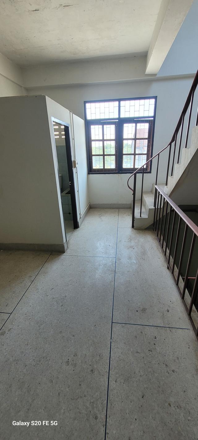 ตึกแถว 2 ชั้นพร้อมชั้นลอย 2 ห้องนอน เนื้อที่ 28 ตร.วา  ติดถนน 2 ด้าน ด้านหน้าติดถนน 6 เลนส์ 5