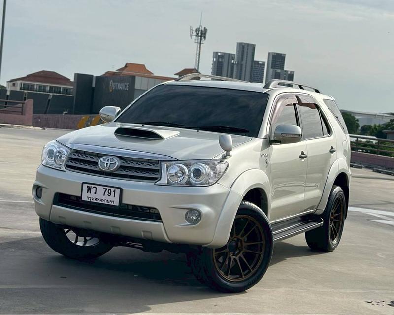Toyota Fortuner 3.0V เกียร์ Auto 4WD สีบรอนซ์ทอง ปี 2005