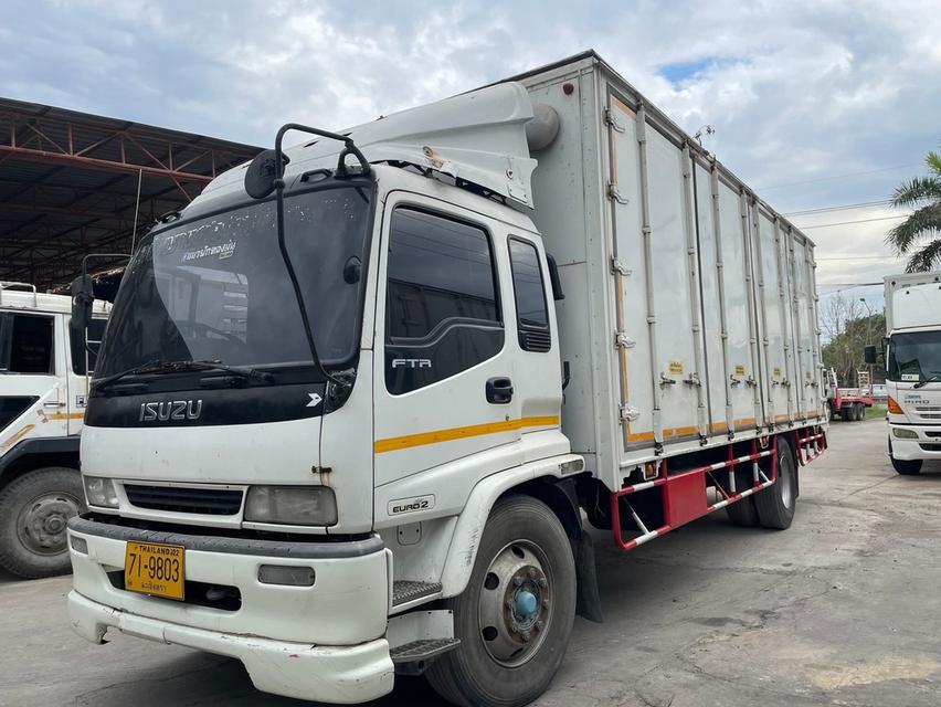 ISUZU FTR รถ 6 ล้อ ตู้บรรทุกมือสอง