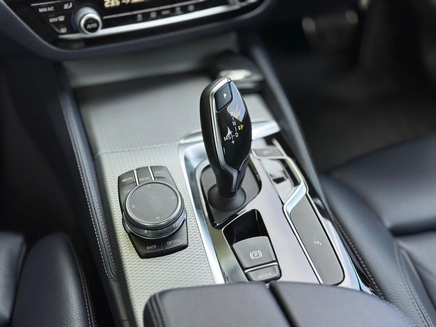 รหัสรถ PAT1966 BMW 520d M Sport สีเทาดำ ปี2019  17