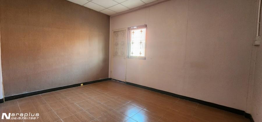 69030200 : ขายทาวน์เฮ้าส์ 2 ชั้นหลังมุม 2 หลังติด พร้อมต่อเติมหน้าบ้าน เนื้อที่หลังละ 15 ตารางวา รวม 30 ตารางวา ถนนเอกชัย 30 จอมทอง กรุงเทพฯ ทำเลดี เด 18