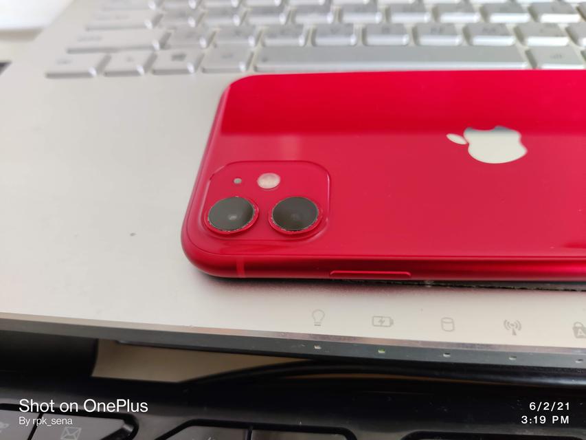 iPhone 11 128GB สีแดง 5