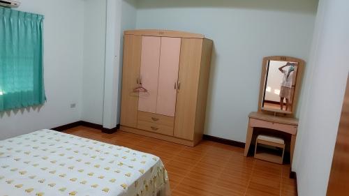 บ้านเดี่ยวบนเขา 54 ตรว. 2 ห้อนนอนใหญ่ 4x4 เมตร พร้อมโรงจอดรถเล็กได้ 2 คัน มีรั้วรอบขอบชิด มีมุ้งลวด เหล็กดัด ผ้าม่าน แอร์ เครื่อวทำน้ำอุ่น ครัว 8