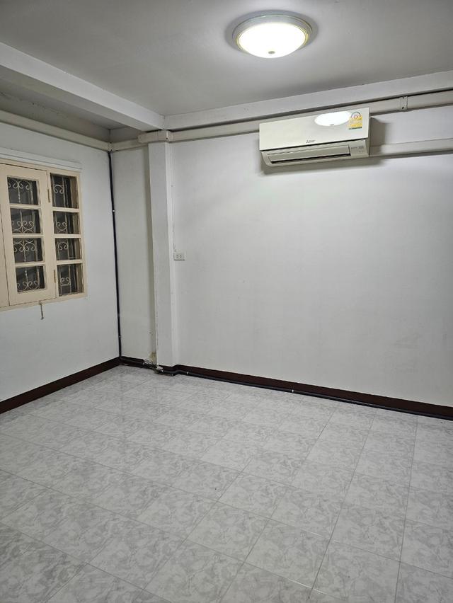 ขายถูก‼️ ทาวเฮ้าส์พร้อมอยู่ใกล้ตลาด หมู่บ้านสินทวี บางมด หาของกินง่าย ทำเลค้าขายได้ ใกล้แหล่งอำนวยความสะดวก 5