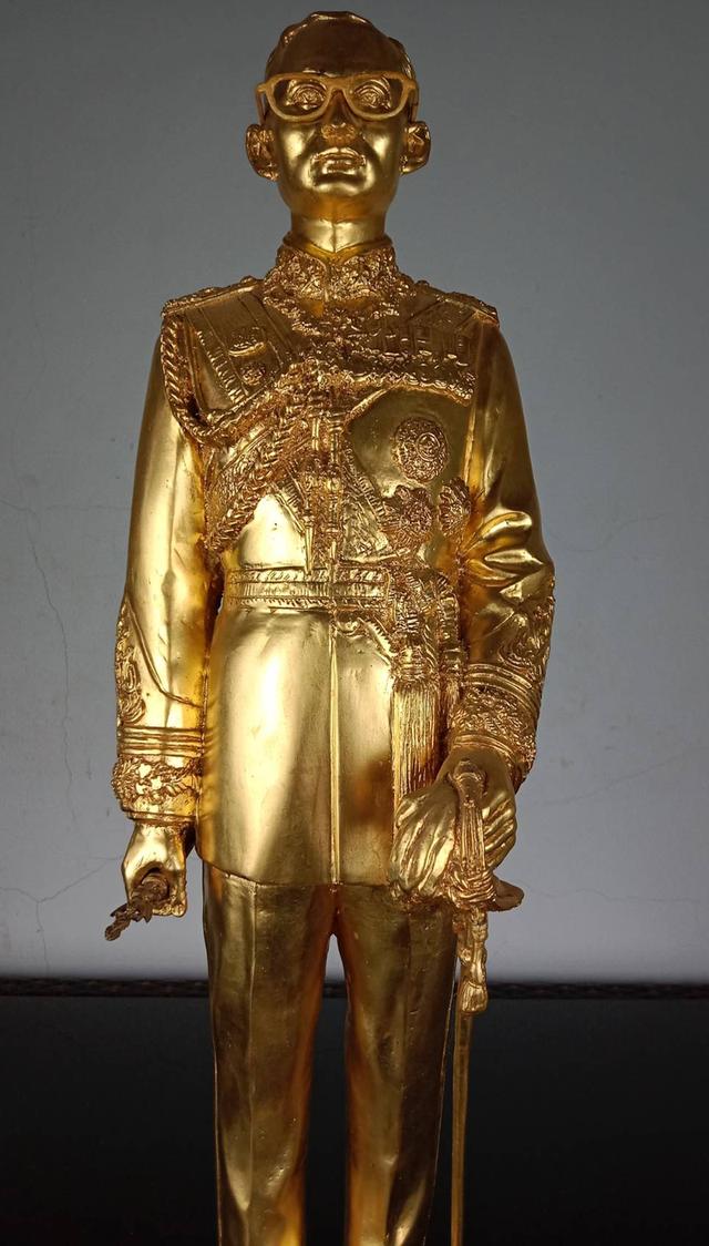 69.พระบรมรูปหล่อโลหะในหลวงรัชกาลที่9 พระบาทสมเด็จพระปรมินทรมหาภูมิพลอดุลยเดช(ทอง) รูปย่อยที่ 2