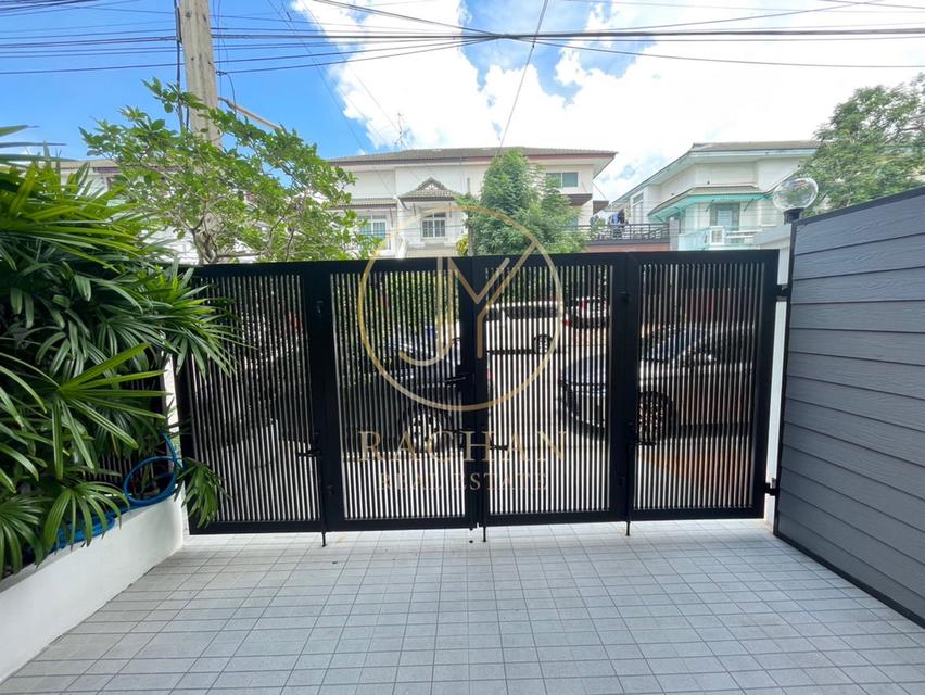 B69-300 ขายด่วน ทาวน์โฮม 3 ชั้น จัดเต็มเฟอร์นิเจอร์ทั้งหลัง หมู่บ้านรื่นฤดี รามคำแหง180  เนื้อที่ 18.2 ตร.ว พื้นที่ใช้สอย 140 ตร.ม 4 ห้องนอน 5