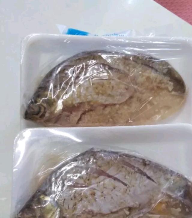 ปลาส้ม ปลาตะเพียน ปลานิล ปลาจีน ปลาสวาย ปลายี่สก หางปลาส้ม ขนาดประมาณ 165-380 กรัม X 1 แพค (จัดส่งพร้อมถุงเจล Icepack) 2