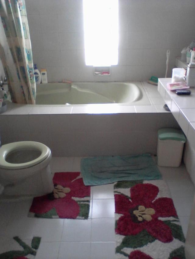 บ้านแฝด สองชั้น 3 ห้องนอน 1 ห้องแม่บ้าน 2 ห้องน้ำมีอ่างอาบน้ำ หลังริม ขนาด 36.1 ตารางวา มียามรักษาความปลอดภัย 24 ชั่วโมง หมู่บ้านติดถนนวิภาวดีรังสิต 8