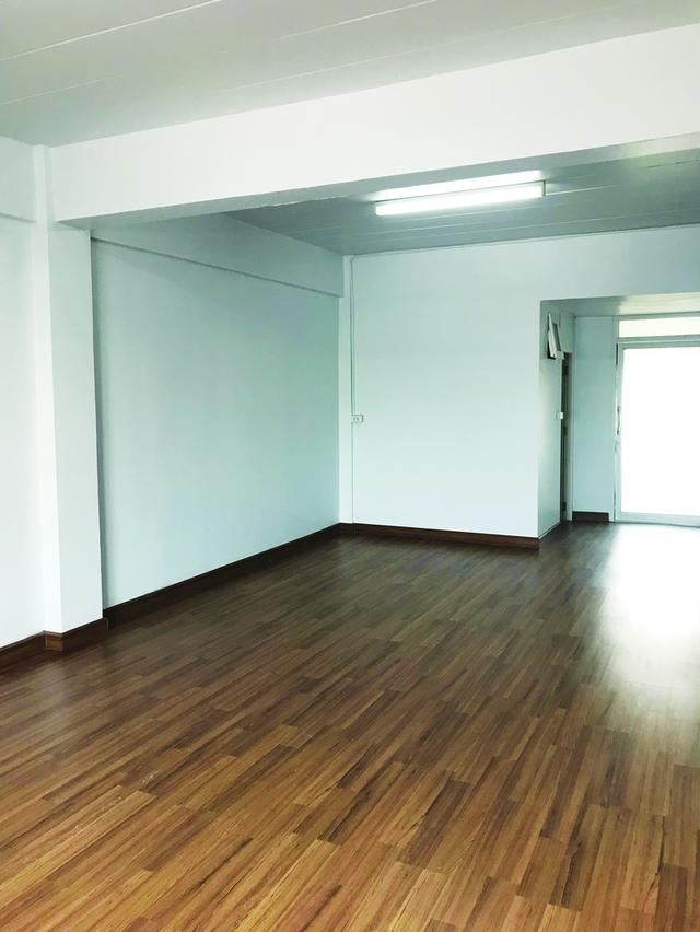 อาคารพาณิชย์ 4 ชั้น + ชั้นลอย + ชั้นดาดฟ้า อยู่ ซอยกรมที่ดิน บางบัวทอง 6