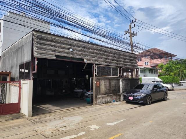 ให้เช่าโกดัง พร้อมบ้าน 2 ชั้น หมู่บ้านเสรี พระราม 9 แปลงมุม อยู่ตรงข้ามเดอะไนน์