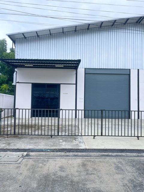 ม.ไทวัสดุ ศรีสมาน 2.2 กม.พร้อมออฟฟิศ 255ตร.ให้เช่าโกดัง 72ตร.วา.โรบินสัน ศรีสมาน 900ม. 1 นอน 1 ออฟฟิศ 3 น้ำ 7