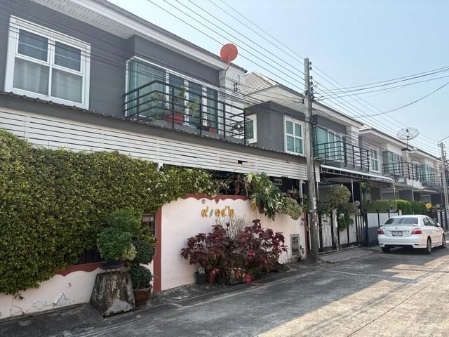 ขายบ้านแฝด....สไตล์บ้านเดี่ยว  2 ชั้น  ตกแต่งต่อเติมบางส่วนพร้อมเฟอร์นิเจอร์   หมู่บ้านรัชชา5 ถนนบางใหญ่-บางคูลัด ใกล้เซ็นทรัลเวสเกต  1