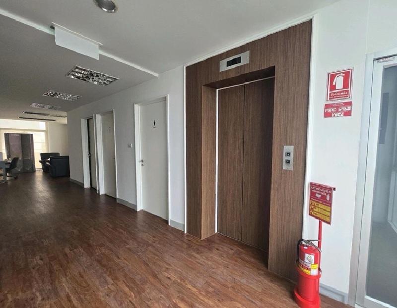 ให้เช่าอาคารสำนักงาน 8 ชั้น มีลิฟท์โดยสารในอาคาร ซอยศรีนครินทร์ 40 เข้าซอยไม่ลึก 5