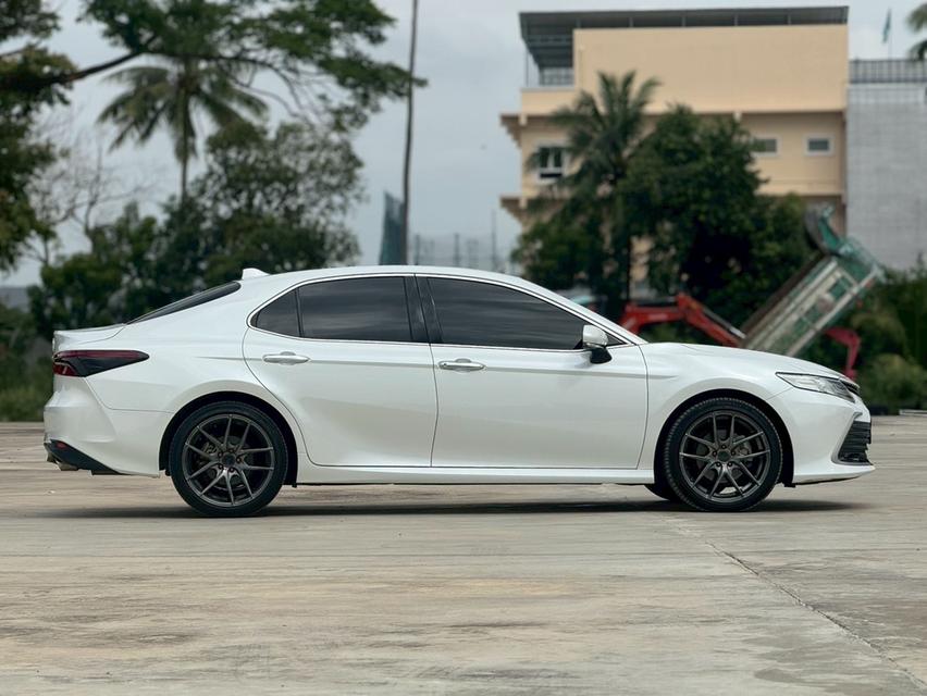 TOYOTA. CAMRY  Sedan 4dr Sport SA 8sp FWD 2.5 (MNC)  Y2022 สีขาว  ออโต้ 5