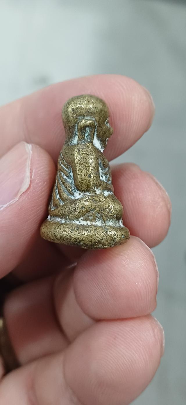 หลวงพ่อเงิน วัดคงคาราม รุ่นปืนแตก ปี๒๕๒๘ พิมพ์นิยม เศียรโต รูปที่ 4