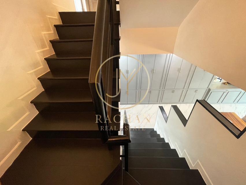B69-300 ขายด่วน ทาวน์โฮม 3 ชั้น จัดเต็มเฟอร์นิเจอร์ทั้งหลัง หมู่บ้านรื่นฤดี รามคำแหง180  เนื้อที่ 18.2 ตร.ว พื้นที่ใช้สอย 140 ตร.ม 4 ห้องนอน 15