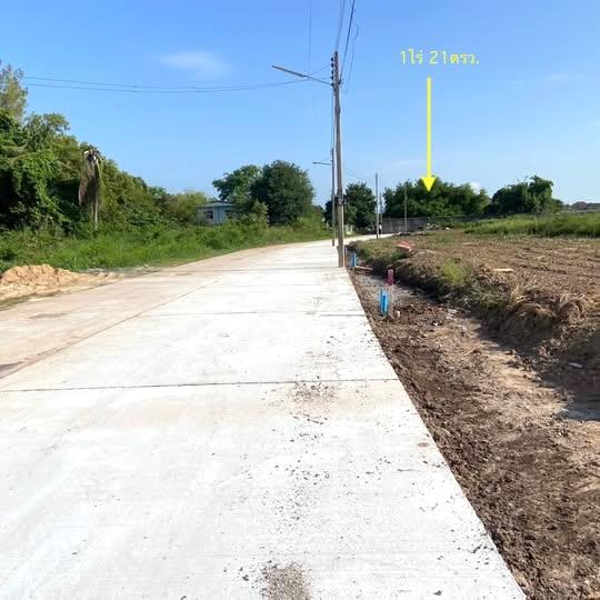 ขายที่ดินแปลงเล็กเหมาะสำหรับปลูกบ้านพักอาศัย เนื้อที่ 421ตรว.มีรั้วรอบหมื่นไวย ในเมืองโคราช ห่างจากถนนสุระ2 ประมาณ 800เมตร ใกล้ห้างใหญ่ เดอะมอลล์ 2