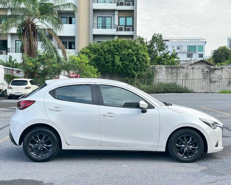 Mazda2 Skyactive 1.3 Sport High connect hatchback เกียร์ Auto สีขาวมุก ปี2018 4