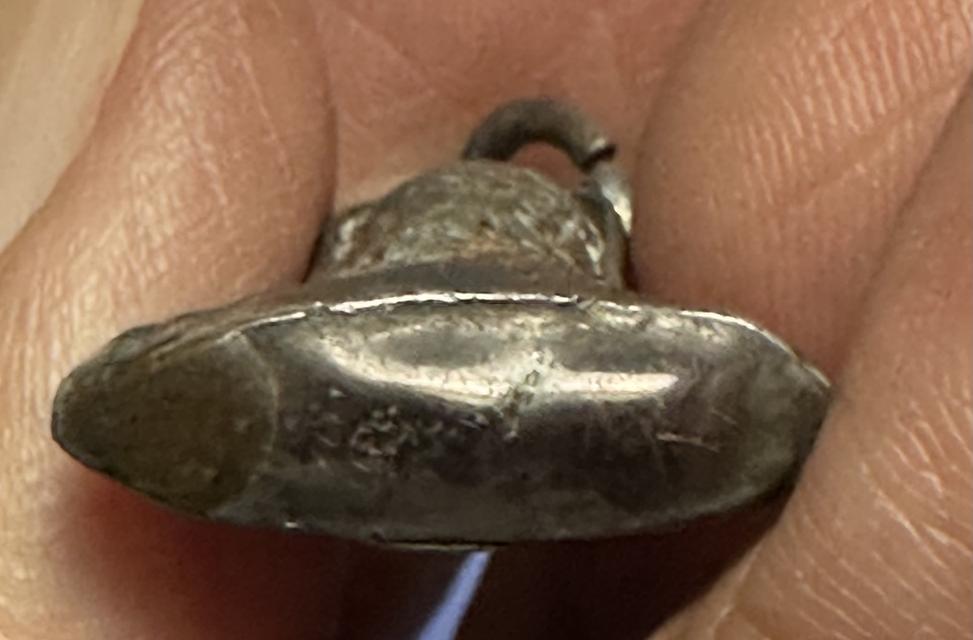 พระปิดตาเนื้อชิน เลี่ยมจับขอบเงิน เก่าๆไม่ทราบที่ 5