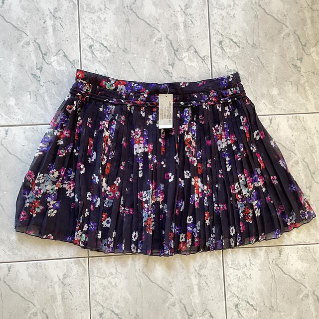 กระโปรงสั้น ป้ายห้อย